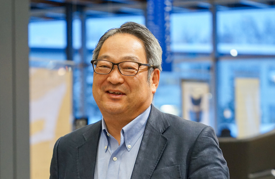 濱本 伸一郎（Shinichiro Hamamoto）氏 ㈱大雪水資源保全センター 代表取締役社長就任 / 1962年兵庫県神戸市生まれ。キリンビール㈱で30年以上勤務した後、キリンビール北海道統括本部勤務の時のご縁でコープさっぽろに再就職。子会社（㈱大雪水資源保全センター）出向し、社長へ就任。キリンビールでも当時、「北海道の名水を守るプロジェクト」を実施しており、各湧水地自治体に寄付金贈呈・首長様と面談を行っており、大雪水資源に就職したのは偶然であるものの、なにか銘水とのご縁を感じている。