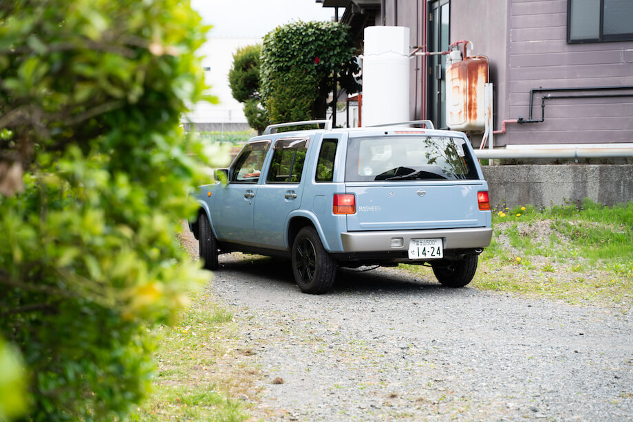 休日は毎週必ず洗車をするという小野さんの愛車。この車で、Instagramで見つけたカフェに訪れたり、ドライブしてゆったりできる穴場スポットを探したりしているんだそう。