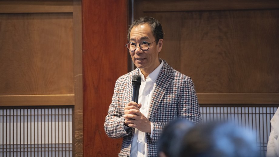 岩佐 十良(Toru Iwasa)氏 株式会社自遊人代表取締役・クリエイティブ・ディレクター / 1967年、東京・池袋生まれ。武蔵野美術大学でインテリアデザインを専攻。在学中の1989年にデザイン会社を創業し、のちに編集者に転身。2000年、温泉や食に関する記事が人気の雑誌「自遊人」を創刊。受賞歴:2014年グッドデザイン賞BEST100・中小企業庁長官賞(里山十帖)、2015年シンガポールグッドデザイン賞(里山十帖)、2015年グッドデザイン賞(新潟伝統織物・亀田縞保存プロジェクト)。2016年には食のプロデュースを行ったレストラン列車、えちごトキめき鉄道「雪月花」が数々の賞を受賞したほか、2019年にもグッドデザイン賞BEST100(箱根本箱)を受賞。2018年にはグッドデザイン賞審査員、フォーカスイシューディレクターも務めた。