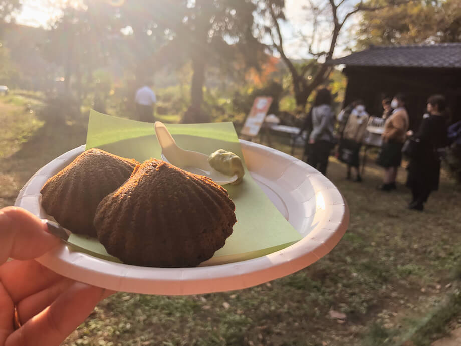 県立水戸桜の牧高常北校と常磐大学の学生らが、共同開発した古内茶を使ったマドレーヌ風の焼き菓子「まちゃレーヌ」の販売も実施。「日持ちし、かつ、古内茶の魅力を全面的に押し出せるもの」というテーマのもと、企画考案、プレゼン、作成、販売の全てを学生らが行なった。「まちゃレーヌ」に使用している抹茶は高安園で栽培されたもの。