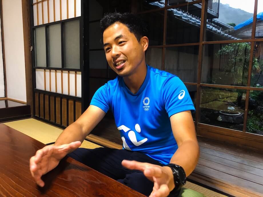 松下 昇平（Matsushita Shohei）さん 大野見七面鳥生産組合組合長 / 大阪府藤井寺市出身。2017年4月、中土佐町大野見で50年続く七面鳥生産の事業を継承するべく、スポーツ業界から畜産業界へ転身。七面鳥の魅力のひとつである「タンパク質」に注目し、「タンパク質でカラダは変わる、地域も変わる」をキーワードに活動のすべての時間を七面鳥に注ぐ。