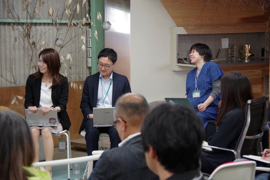 左：松原由佳（Matsubara Yuka）氏 仙台市まちづくり政策局政策企画部 プロジェクト推進課スーパーシティ構想担当係長 中央：照井貴宏（Terui Takahiro）氏 仙台市経済局イノベーション推進部産業振興課 主事　
