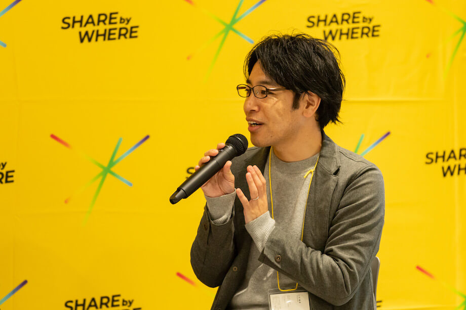 上田 嘉通(Yoshimichi Ueda)氏 一般社団法人離島総合研究所代表理事 / 海外の都市開発、東日本大震災の復興事業などを経験した後、JTB総合研究所にて、全国の過疎地域・離島地域に特化したコンサルティングに従事。これまで仕事で100島を超える島を訪問し、離島専門コンサルタントと呼ばれる。2018年、地元である埼玉県寄居町にUターンし、地元のまちづくりに関わり始める。2022年、泊まれるオーガニックレストラン「mujaqui」を開業。