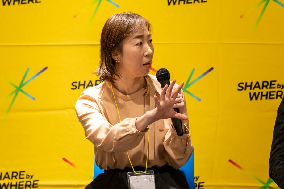 河尻 和佳子(Wakako Kawajiri)氏 千葉県流山市マーケティング課 課長 / 1972年生まれ。東京電力で14年間、営業、マーケティング等を担当。流山市の街を売り込むための任期付職員公募に応募し、前例のない自治体マーケティングの道に入る。首都圏を中心に話題となった「母(父)になるなら、流山市。」広告展開や、母の自己実現を応援する「そのママでいこうproject」、年間16万人を集客する「森のマルシェ」の企画・運営などを手掛ける。