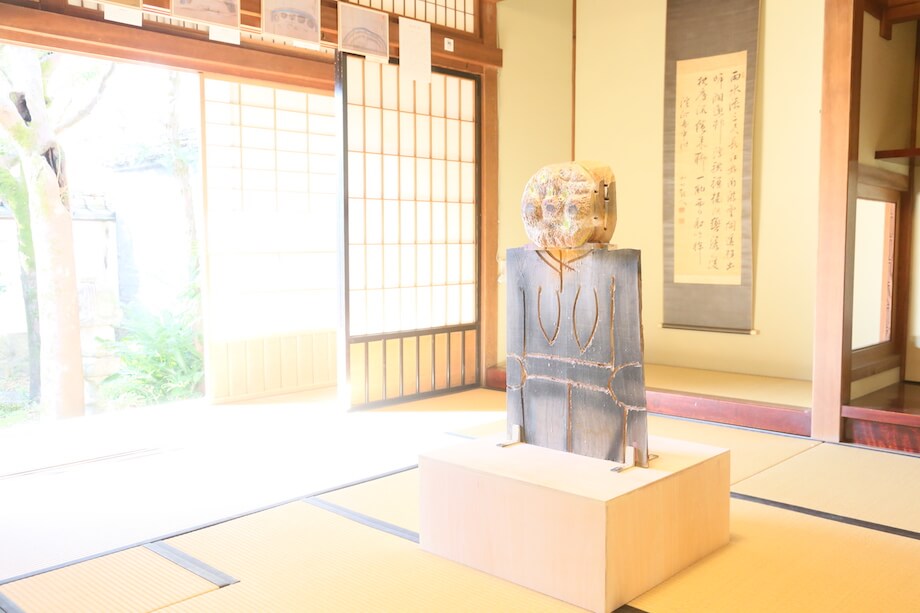 高山陽介 作  私には途中から “アンパンマン” にしか見えなくなったこちらの作品。アンパンマンだと思った瞬間から非常に親近感を覚えている。（すさきまちかどギャラリーにて展示）