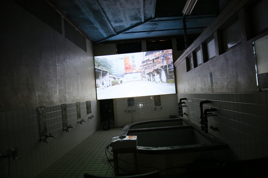 甫木元空 作『すいっち』  休業した昭和レトロな銭湯を映画館に見立てて、須崎市を舞台とした映画「すいっち」を上映。どこか懐さを感じさせながらも、私の記憶とは少し異なる須崎市の現状が垣間見れて驚いた。（錦湯にて上映）