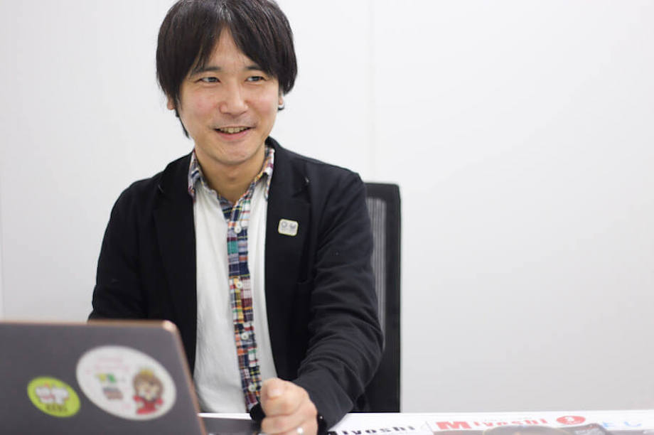佐久間 智之(Tomoyuki Sakuma)氏 / 元バンドマン。2002 年入庁。税務課、介護保険担当を経て広報担当となり4年で広報誌が日本一に。予算ゼロ円の事業を企画立案実行するなど、戦略的に町の魅力を配信。現在は、自ら志願し「株式会社モリサワ」へ出向中。