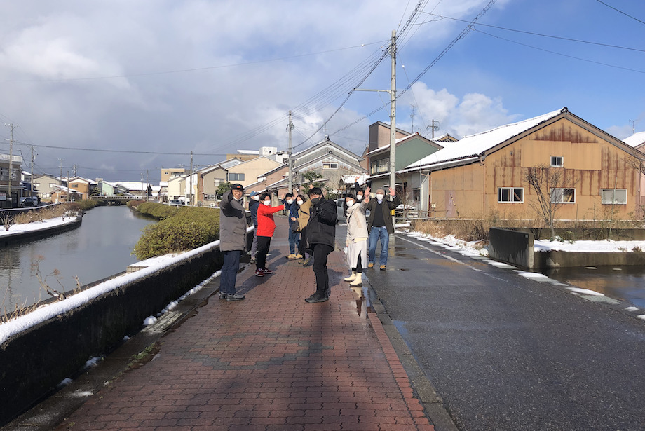 到着した日に氷見市では初雪を観測。1年に1回の最も雪が降るタイミングにドンピシャであたり普段、雪景色を見慣れていない私たちは大興奮…！オンラインではすでに顔を合わせているメンバーですが、リアルとなると初めての方ばかり。「は、初めまして・・？」という絶妙な挨拶からのスタートでしたが、ようやくリアルで会えた喜びを爆発させるのに時間はかかりません。各々が自然と話を弾ませながら、街歩きを始めます。