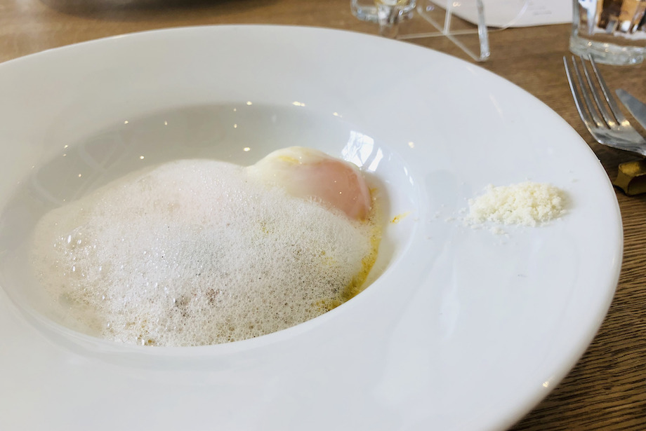 一つ一つにストーリーがあるこだわりのお食事。写真は『農園サラダ』という名の、シーザーサラダ。セイズファームの畑や氷見市内で作られた野菜をふんだんに使い、私たちの知っている “サラダ” とは全く違うスタイルで、味覚はもちろん、視覚でも楽しみました。