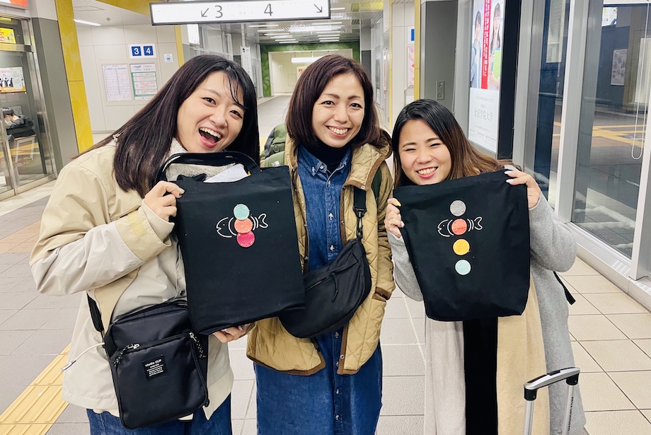 あまりに懲りすぎたために、すっかり全員で写真撮影をすることを忘れてしまい、急遽帰りがけのフォームで、パシャり。それぞれのオリジナル性が出る、素敵なアイテムが出来上がりました。