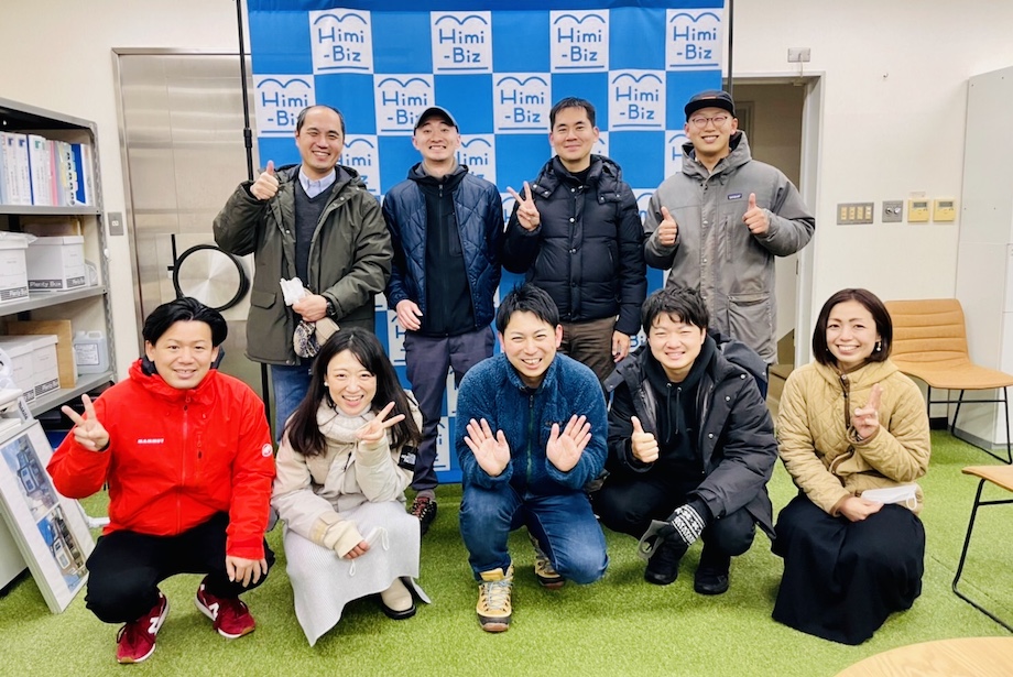 氷見ツアーのホスト（写真中央）＞ 岡田 弘毅（Hiroki Okada）さん / 氷見市の中小企業や起業家をより輝けるように応援する産業支援拠点『氷見市ビジネスサポートセンター（Himi-Biz）』のセンター長、LOCAL LETTER MEMBERSHIPのコミュニティメンバー。