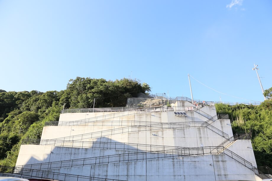現代地方譚の作品を見るために「城山公園」に向かうと、目の前に階段の山が立ちはだかった。階段とスロープがあるが、かなりの急斜面。作品を見る時には息が上がっていた。