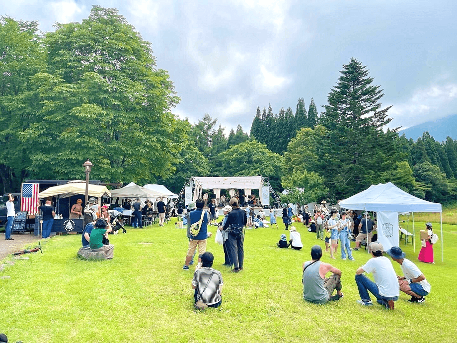 シナノフェスの音楽ライブと来場者の様子