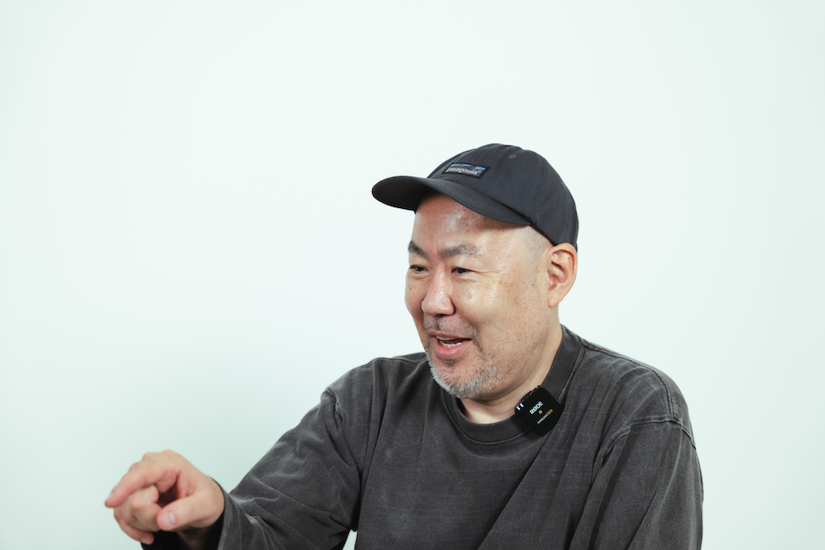 村岡浩司(むらおか こうじ)さん 株式会社一平ホールディングス 代表取締役 / 1970年、宮崎県生まれ。人口12,000人のまち、宮崎市高岡町で廃校となった小学校をリノベーションし、カフェやシェアオフィス・コワーキングを併設するMUKASA-HUB(ムカサハブ)を運営。九州産の農業素材のみで作られた「九州パンケーキミックス」をはじめとする、「九州アイランド」プロダクトシリーズを国内外に展開。