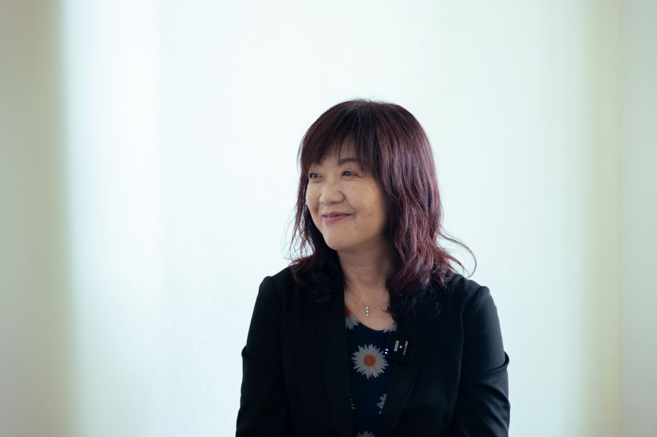 加納 ひろみ(Hiromi Kanou)氏 KIGURUMI.BIZ株式会社代表取締役 / Apple社、福島での町おこし事業を経て、KIGURUMI.BIZ株式会社を創業。「正しい商品は正しい場所から生まれる」を胸に置き、女性従業員99%の職場で「働きやすさ」と「製品の品質」の両立を目指す。2019年に書籍『幸せな着ぐるみ工場』(日本経済新聞出版社)を刊行。みやざき女性の活躍推進会議 共同代表。映画「男はつらいよ」の寅さんが大好き。