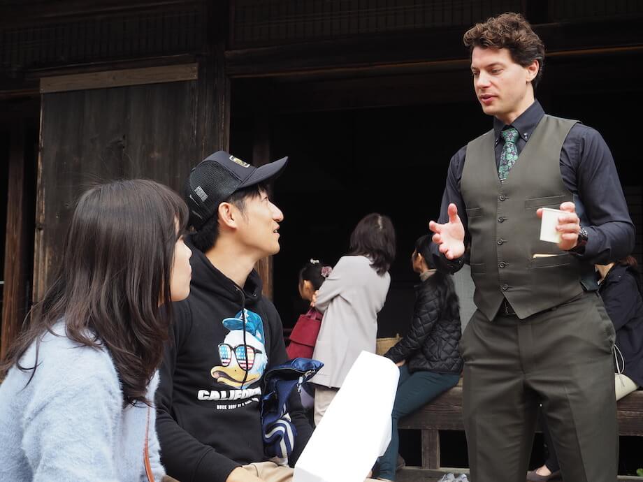写真右)スウェーデン人で日本茶インストラクターのブレケル・オスカル氏。今回の古内茶庭先カフェでは、「日本茶の魅力について」をテーマに講演会を実施した。以前から城里町に訪れていたブレケル・オスカル氏は「城里町の風景を見ると、血圧下がります。稲穂があって、お茶畑があって、山も、古い家もある。夕暮れもすごく綺麗で、久しぶりにこんなにストレスがない場所にいるなと思いました。古内茶も喉越しが軽くて、香りがすっと入ってくる飲みやすさがある」と話す。