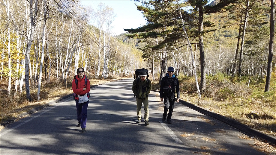 まだ冷え込みが厳しい朝の山道を進む