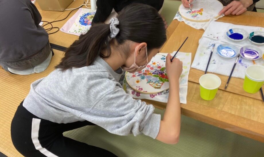 金沢クラスで加賀友禅の絵付け体験に没頭する子どもたち
