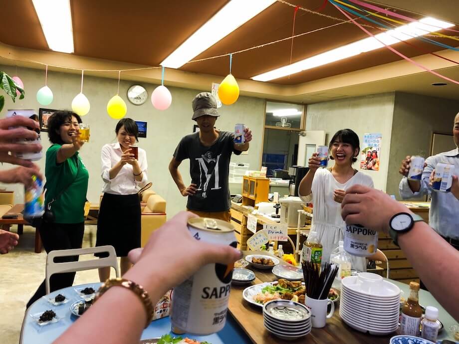 地域外から遊びにくる人がいると、地域の人がフウドに集まり、懇親会を開催しているということで、今回も開催していただいた。フウドは、懇親会以外でも地域の人同士の交流の場として飲み会を開いたり、イベントを開催したりと、地域外、地域内の交流拠点になっている。