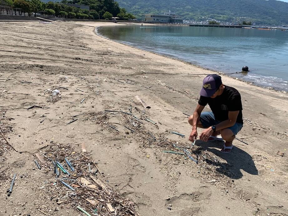 勝手に透き通った海、綺麗な砂浜を想像していた私からすると、ゴミがたくさんあるように見えた。