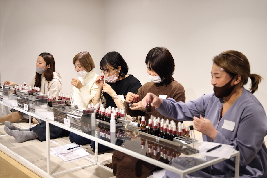 現在開催している『ART THINKING WEEK』、嗅覚のワークショップの様子。(Photo by 越間有紀子)