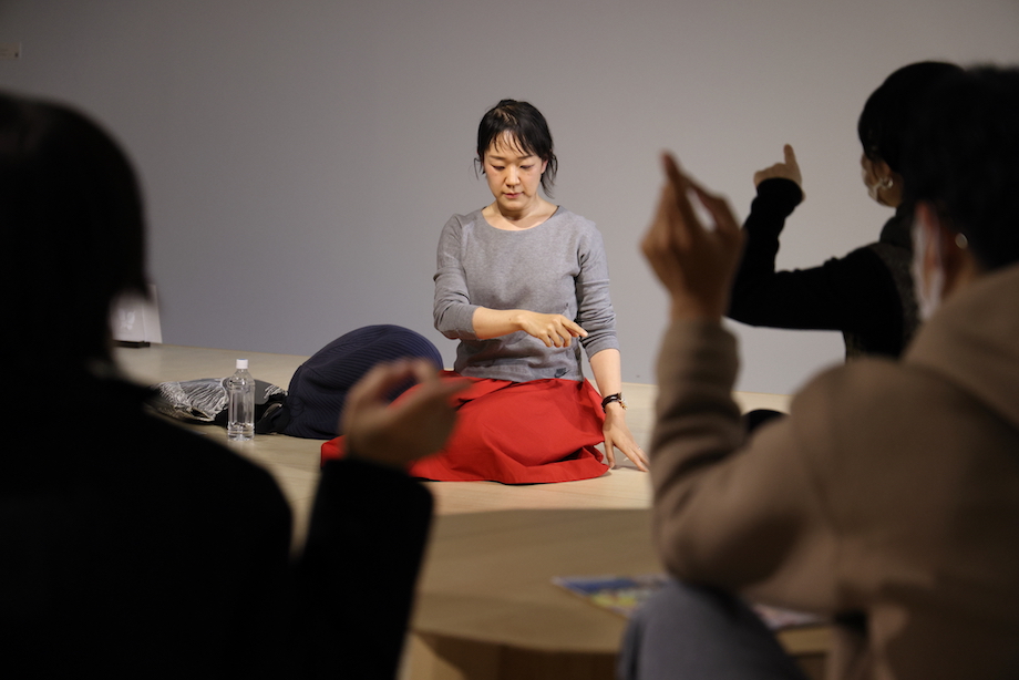 現在開催している『ART THINKING WEEK』、聴覚のワークショップの様子。(Photo by 越間有紀子)