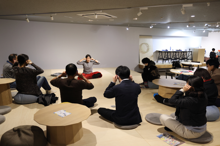 現在開催している『ART THINKING WEEK』、聴覚のワークショップの様子。(Photo by 越間有紀子)