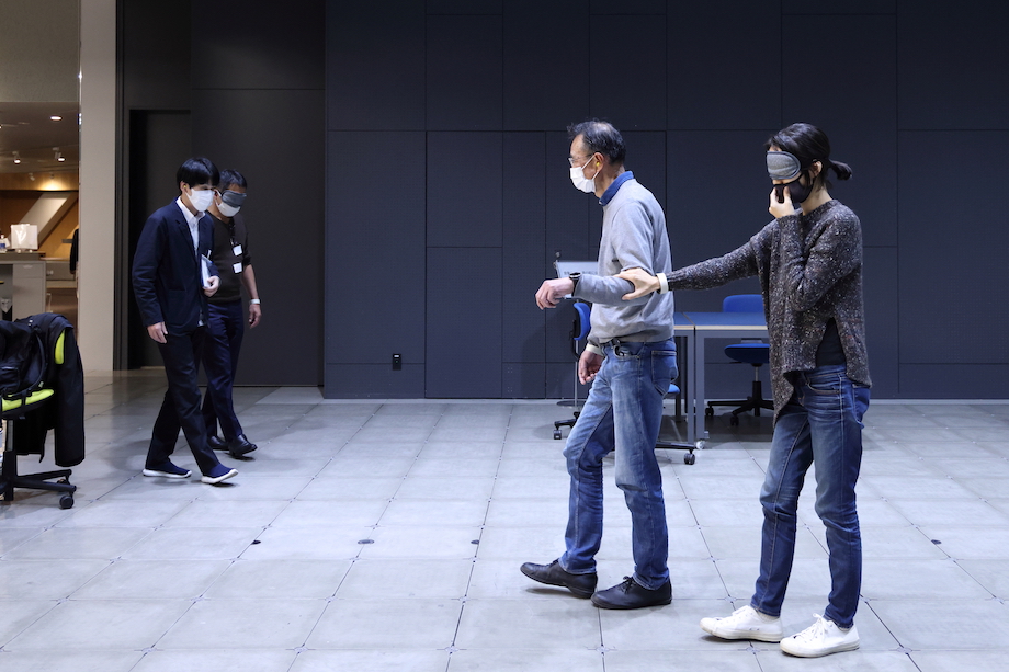 現在開催している『ART THINKING WEEK』、視覚のワークショップの様子。(Photo by 越間有紀子)