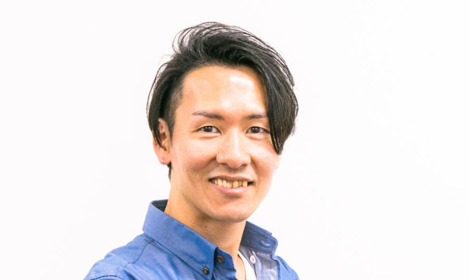 中村 憲和氏 一般社団法人わくわくスイッチ 代表理事 / 大阪出身。大学卒業後、飲食業での店舗運営・立ち上げ業務を歴任。「なぜ、この国は夢や自信のない若者ばかりが溢れているのか?」と日本の未来に絶望し、教育から未来を変えることを決意。約10年間、大阪・新潟・仙台・岐阜・広島など各地でのインターンシップ事業や採用支援事業の立ち上げに関わり、2015年に一般社団法人わくわくスイッチを創業。
