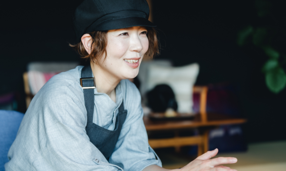 井出絢子氏 株式会社井出商店 富士茶庵店長/東京都大田区出身。フリーの美容師を経て、結婚を機に夫の地元である富士吉田市に移住。育児と並行して富士吉田市に美容院を開業。2020年から、夫の実家が営む井出商店の仕事に携わり、2023年春より富士茶庵店長。