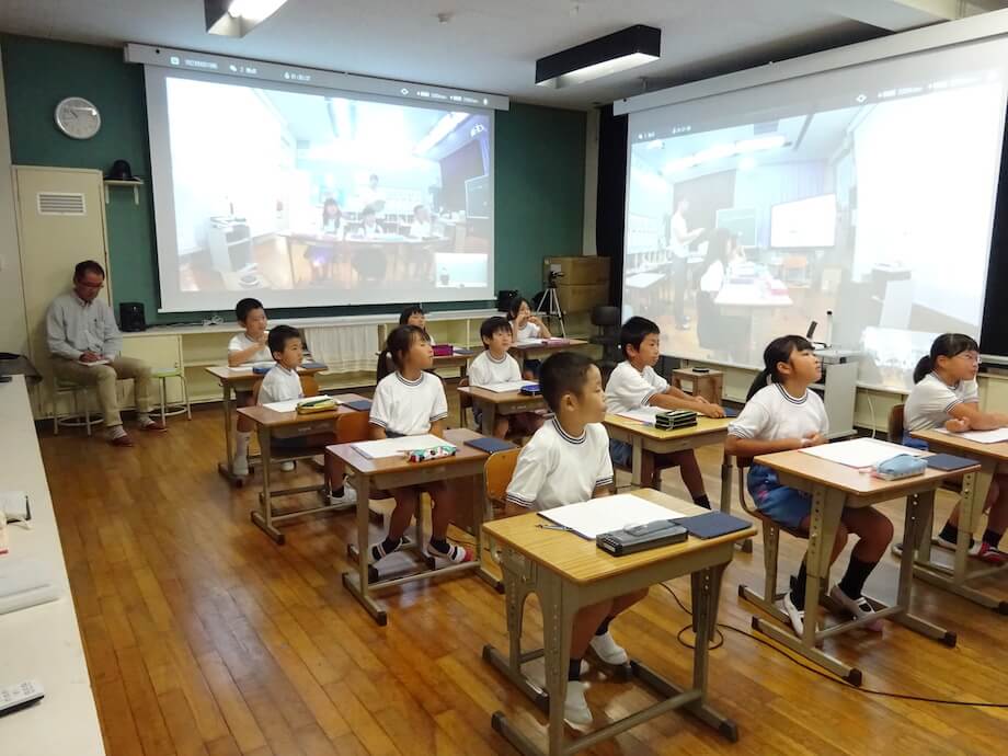 西条市内の小学校。西条市はICTなどの最先端教育も取り入れており、小規模校でもわかりやすく質の高い教育を受けられることから、教育環境の良さを決め手に移住を決める方も多い。