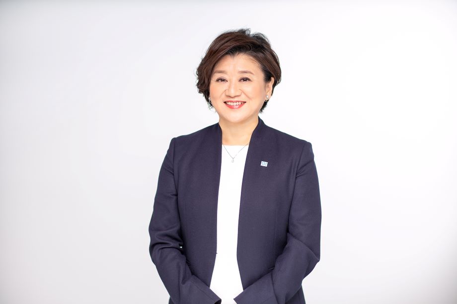 及川 美紀 さん 株式会社ポーラ 代表取締役社長 / 宮城県石巻市出身。1991年株式会社ポーラ化粧品本舗(現株式会社ポーラ)入社。美容教育、営業推進業務、2009年より同社商品企画部長を経て2012年執行役員、2014年取締役に就任。教育、マーケティング、商品企画、営業など化粧品事業のバリューチェーンをすべて経験し、 2020年1月より現職。