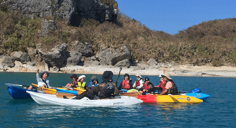 うるま市の中でも伊計、宮城、浜比嘉、平安座の4島に住む子どもたちを対象に、シーカヤックやビーチクリーンの体験を通して、生まれ育った島の魅力を知ってもらおうと実施した企画の様子
