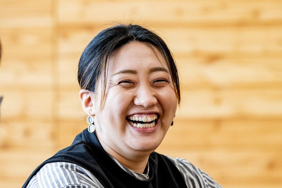 𠮷里 演子(Hiroko Yoshizato)さん 北海道東川町写真の町課 学芸員 / 『写真甲子園』への出場をきっかけに、東川町に惹かれ大阪府から移住。「写真の町」として東川町をPRするため、『写真甲子園』や『東川町国際写真フェスティバル』のボランティアスタッフを勤める。また、「写真の町」を背負う未来の子どもたちに向け「写真少年団」を設立。