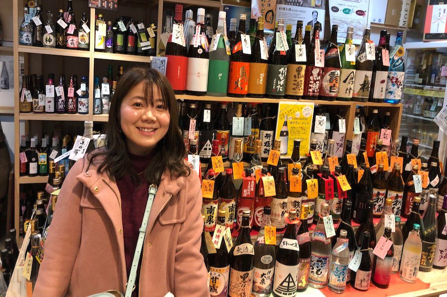 冨永 咲さん LINK SPIRITS株式会社代表取締役 / 鹿児島市出身。横浜国立大学卒業後、新聞社で広告の企画営業に従事。小さい頃に祖父が大好きな「白波」のお湯割りを作っていた原体験が焼酎との出会い。社会人になって初めて飲んだ「安田」で芋臭いと思っていた焼酎のイメージが変わる。そこから焼酎をはじめとする鹿児島の魅力に気づかされ、2代目ミス薩摩焼酎として活動する。その後、ベンチャー企業で採用や広報、コミュニティスナック運営を経て鹿児島にUターン。2022年6月にLINK SPIRITS株式会社を創業。