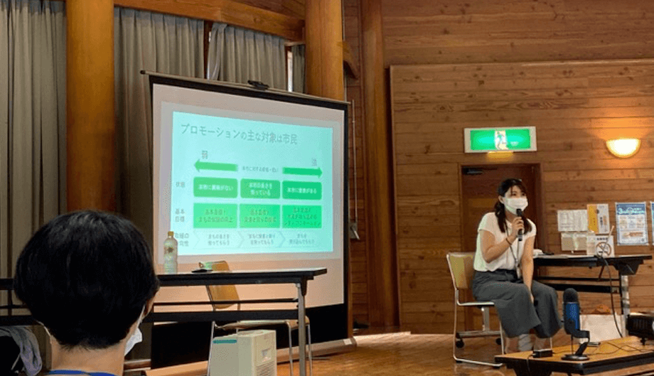 荒井 菜彩季さん 埼玉県北本市役所 職員 / 埼玉県本庄市出身。2012年本庄市役所入庁。本庄市役所では、区画整理事業や産業振興を担当。北本市の緑（特に雑木林）とそれを取り巻く人たちに惹かれ、2019年北本市役所に入庁。現在はシティプロモーションとふるさと納税を担当し、地域活性化に取り組んでいる。趣味はクリームソーダづくり。