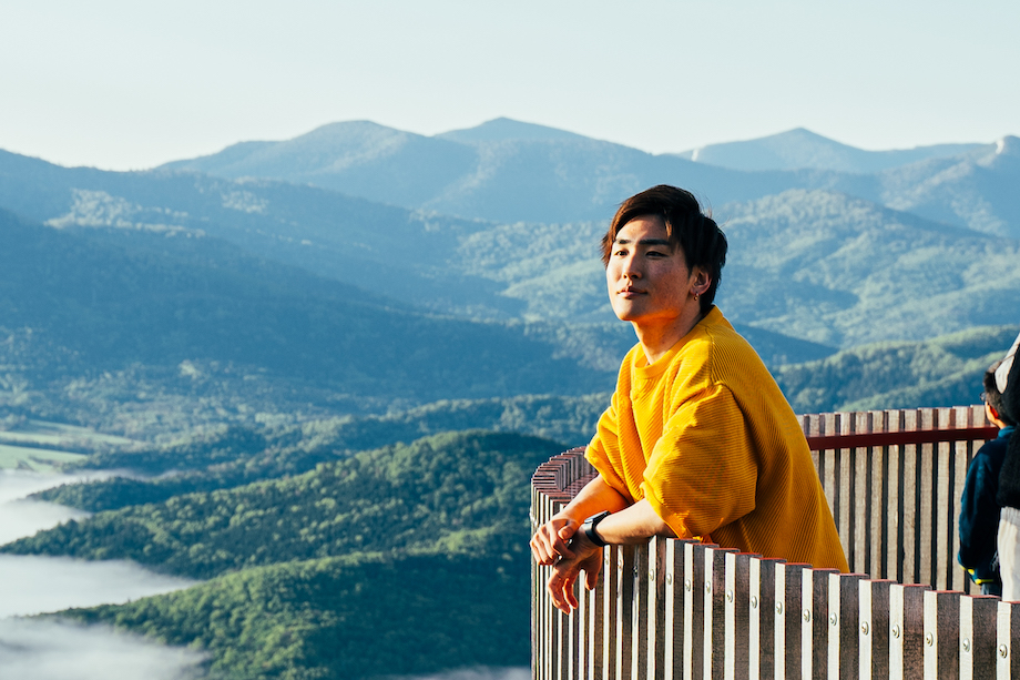 ROYさん インフルエンサー、北海道安平町地域おこし協力隊、ゲストハウスVACILANDOオーナー / “旅”と”北海道”に関わる事業を展開。札幌出身、”旅”と”北海道”の魅力を伝える道産子。北海道観光情報Instagram「旅と北海道」でインフルエンサー活動を行う。2022年から北海道安平町の地域おこし協力隊としても活動し、ゲストハウスVACILANDOをフルDIYリノベーションで開業。他にも、写真、映像、マーケティングやコミュニティマネージャーなど幅広い分野で事業を行う。