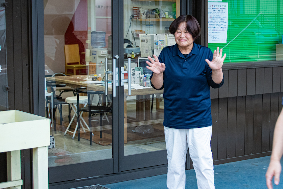 小高工房の前にて。工房の隣にはコミュニティスペースがあり、住民の憩いの場となっている。photo by Ryosuke SAKAI（LON）