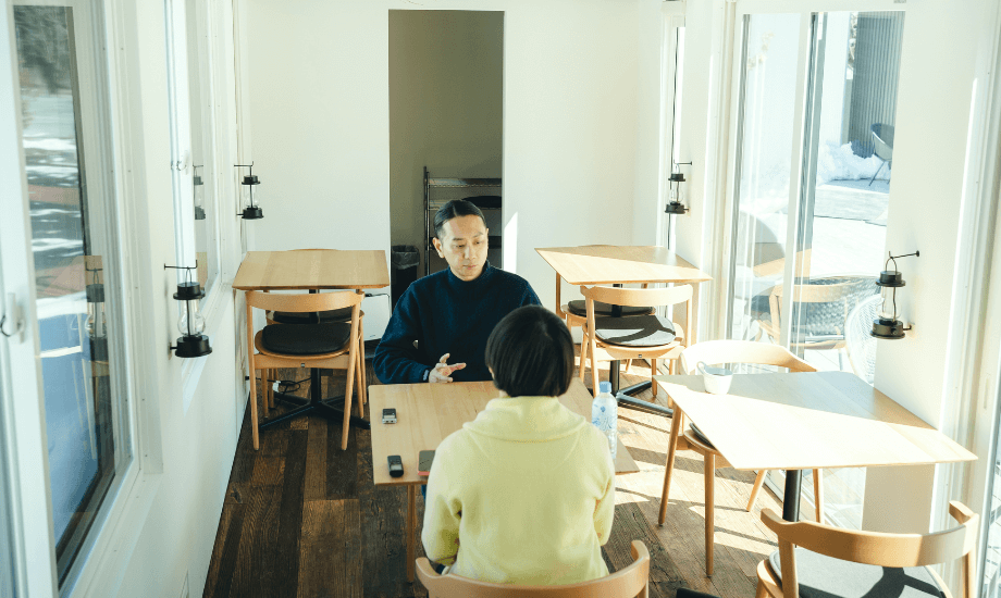 取材はレストランの中で行った。部屋の両側面が窓になっており、暖かい日差しが降り注ぐ。