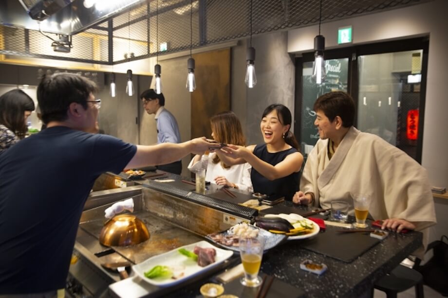 セルフクックの鉄板焼き食堂と隣接するBARから成る複合型の飲食店「日本橋CONNECT」。「つながり、つなげる、CONNECT」を基本コンセプトに、生産者の想いや、同じ時間、同じお店に居合わせたお客さん同士が繋がる空間を生み出している。