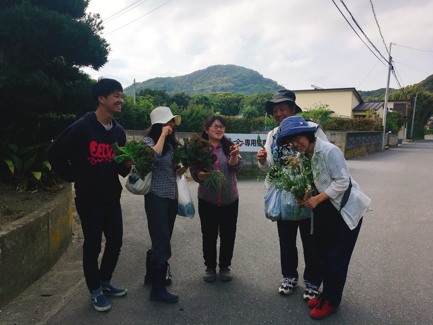 今回取材にお邪魔した際には、足達さんのお野菜の大ファンであるというご夫婦とご友人が東京から遊びにきていらっしゃいました
