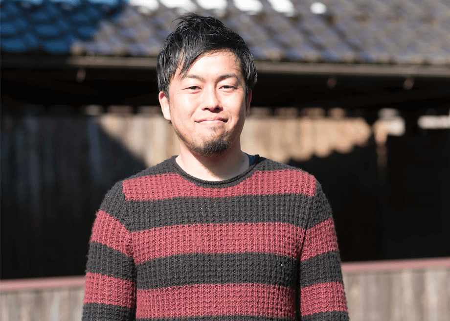 佐藤 亮太（Ryota Sato）氏　1985年、愛知県岡崎市生まれ。福島のサッカークラブ勤務時、東日本大震災で被災し広島市へ。人口100人未満の湯来町上多田地区に移り住み、カフェ経営や魚の養殖、間伐のワークショップなどを行う。同時に外国人を我が家に受け入れること、2年で20カ国70人以上。彼らとの対話から田舎の可能性を肌で実感し、2018年より、NPO法人湯来観光地域づくり公社の理事長に就任。温泉の街・湯来町において、様々な自然体験プログラムの開発や、新たな露天風呂の設置などを進め、観光と暮らしの両立したまちづくりを目指している。広島県の観光や福祉に関する委員も複数務める。