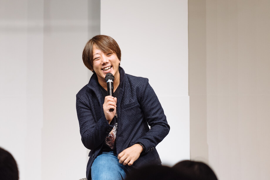 黒瀬啓介（Keisuke Kurose）氏 LOCUS BRiDGE 代表 / 1980年生まれ。2000年に平戸市役所に入庁。市教委生涯学習課を経て、広報を５年間担当。在籍中に長崎県広報コンクール広報紙の部５年連続最優秀賞受賞、2008年全国広報コンクールの広報紙の部（市部）で６席受賞。その後、税務課住民税係や企画課協働まちづくり班を経て、2012年から移住定住推進業務とふるさと納税を担当し、2014年に寄附金額日本一を達成。2016年７月から株式会社トラストバンクに1年9ヶ月出向し、2018年4月より平戸市財務部、企画財政課で主査を務める。2019年3月に平戸市役所を退職し、フリーランスとして独立。7月からは東京を拠点に活動している。