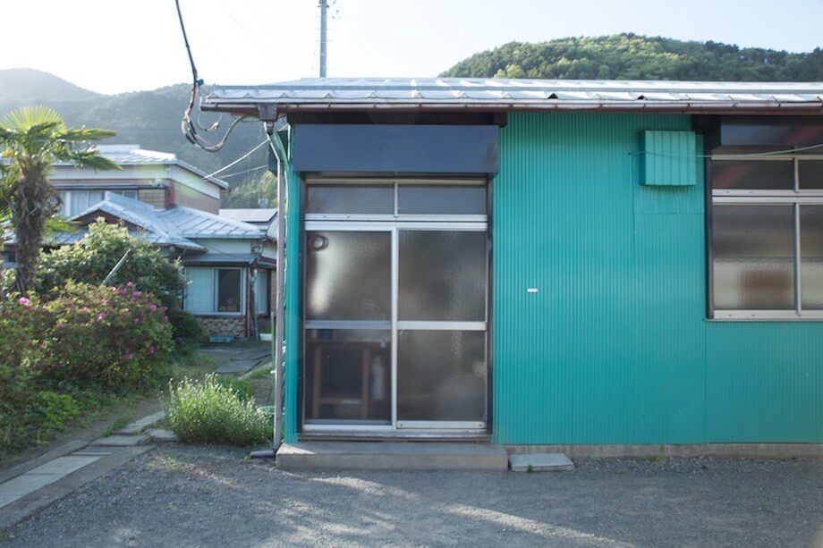 渡辺さんの織物工場。24時間「ブオブオオン、ブオブオオン、ブオブオブオブオ、、、」と織物を織る音が奏でられている。