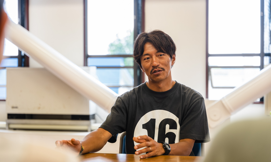 林 拓（Taku Hayashi）さん GOOD TIME BUILD代表 / 小学校5年生の時に東京から長野県信濃町へ家族で移住。東京の専門学校卒業後、東京で就職。アパレル店の施工などを手がける。結婚、子どもが生まれたタイミングで再び信濃町に移住。株式会社ログラフに勤めた後「GOOD TIME BUILD」を開業。 2023年シナノフェスの実行委員長。photo by mocchy