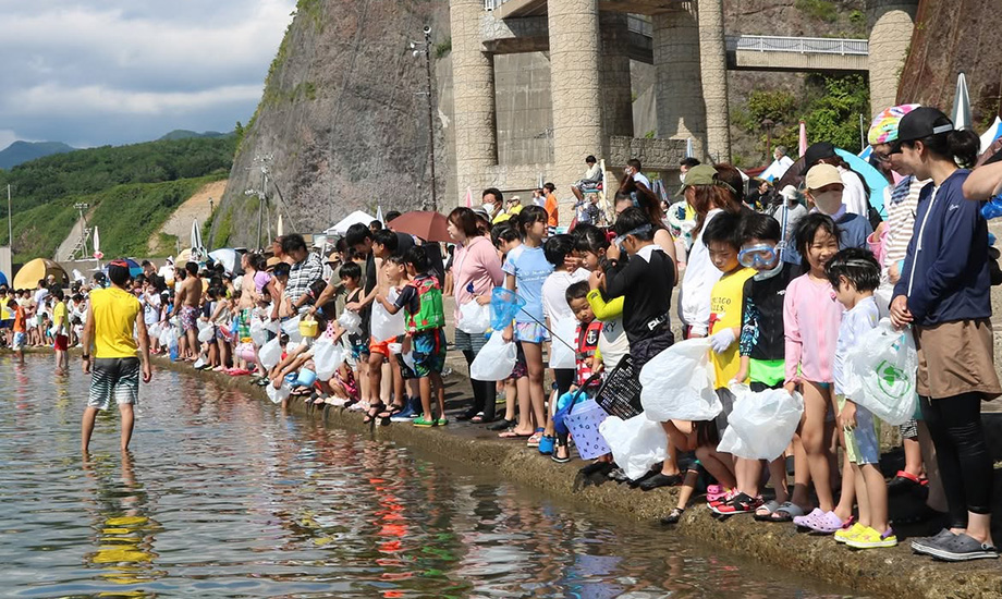 ウニ・ホタテの手づかみ体験で、開始の合図を待ち構える子どもたち。(乙部町公式Instagramより引用)