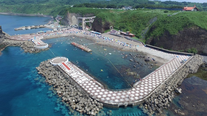 北海道で唯一、環境省の「快水浴場百選」に選ばれている海のプール。プールサイドにはカラーブロックが敷かれており、日光浴も楽しめる。(乙部町Webサイトより引用)