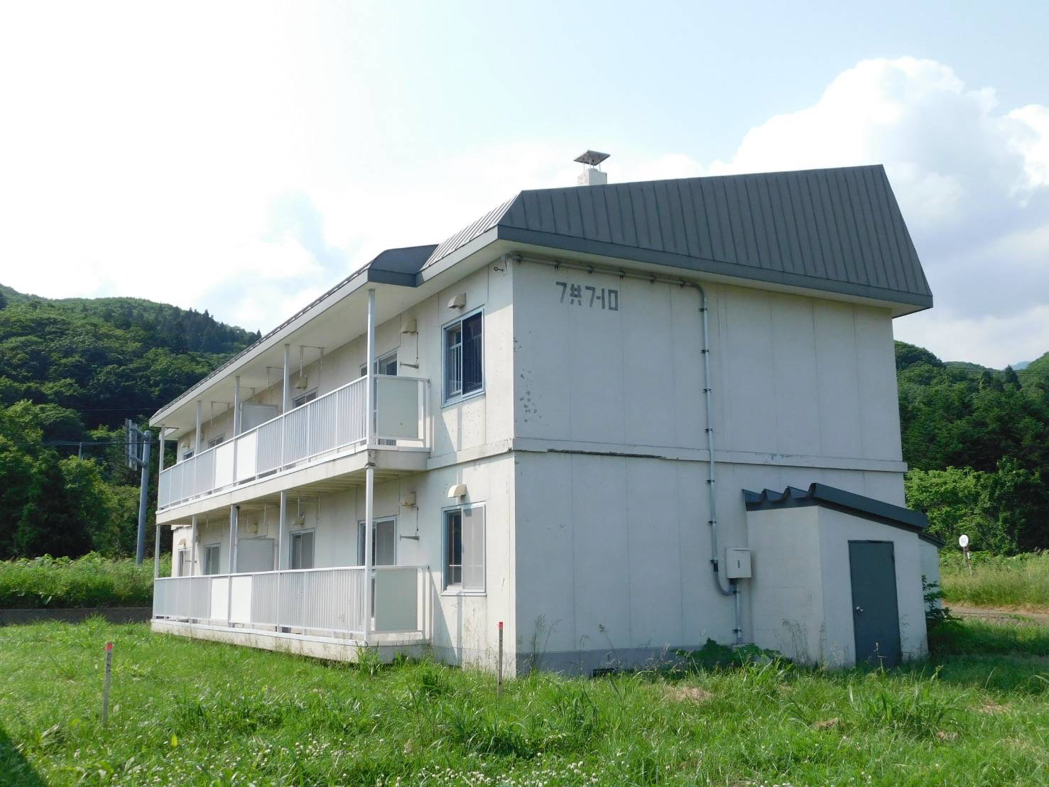 全4室のくまこう館。家具やキッチン、エアコン、Wi-Fiなど、長期滞在に必要な環境を整えています。