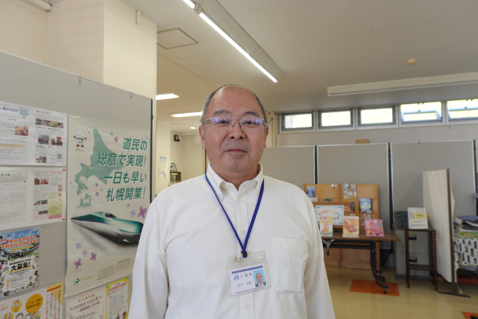 北川 正敏氏 / 熊石総合支所住民サービス課に所属し、熊石地域の移住定住施策を担当。お試し住宅を拠点とした受け入れ環境づくりや、地域住民と移住希望者をつなぐ取り組みを進めている。