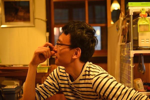 「book cafe kuju」のオーナー、柴田哲弥さん。